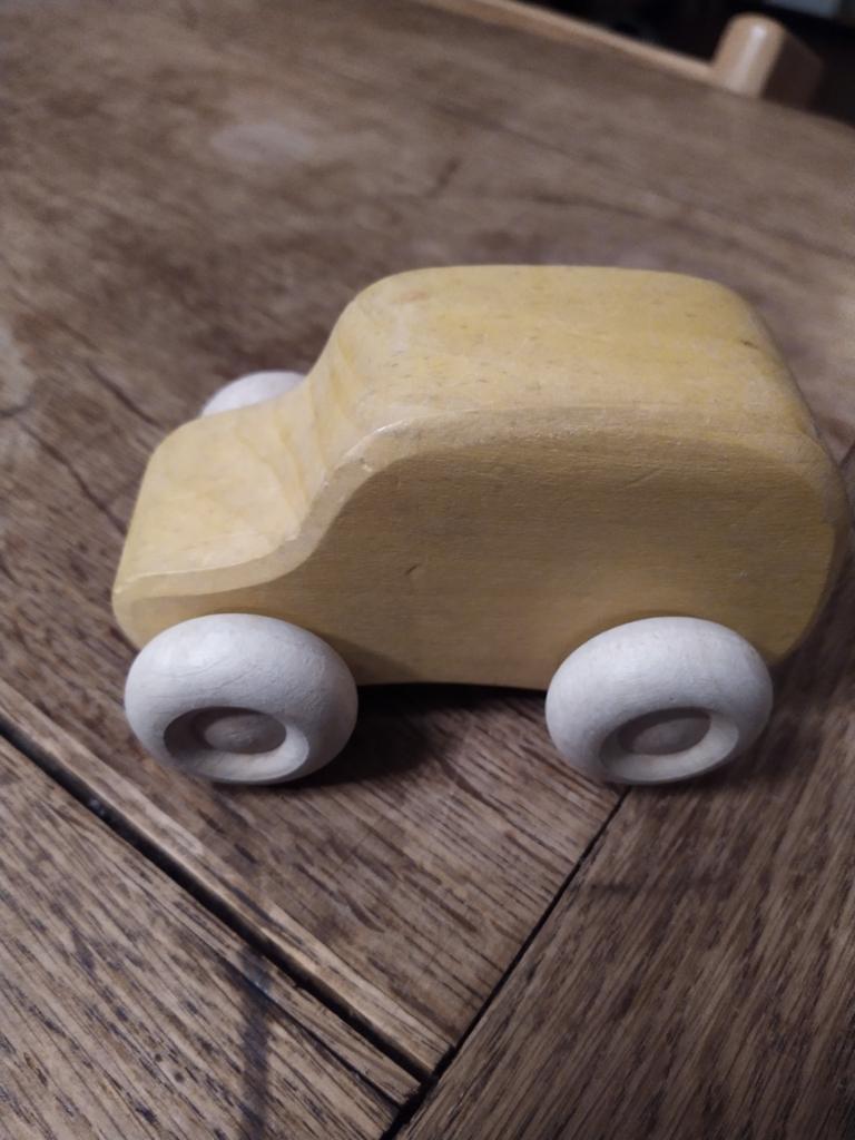 Houten auto Grimms geel, Kinderen en Baby's, Speelgoed | Houten speelgoed, Gebruikt, Ophalen of Verzenden