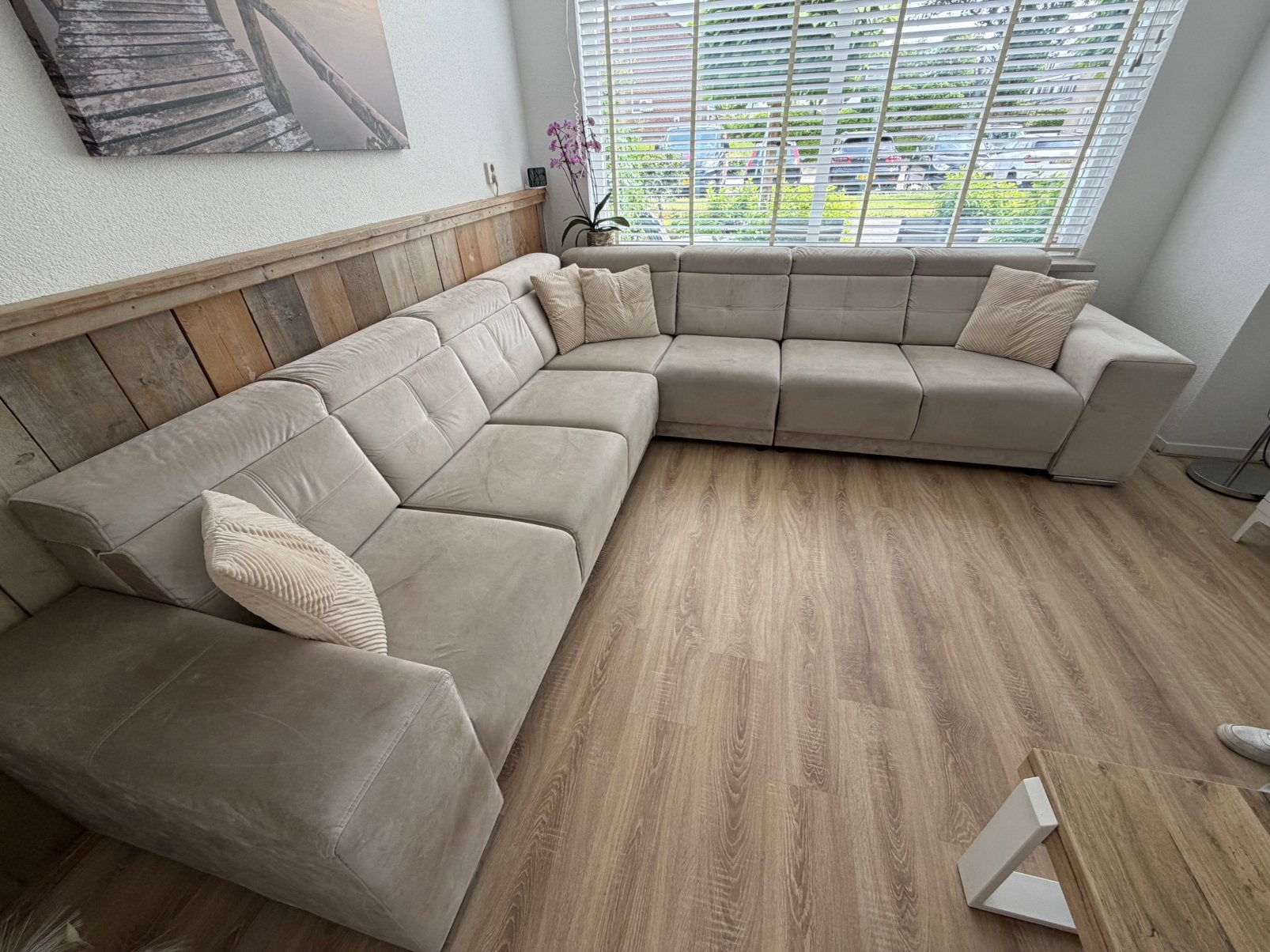 Beige suède designbank van Italiaans merk, Huis en Inrichting, Banken | Bankstellen, Ophalen of Verzenden, Zo goed als nieuw, Vierpersoons of meer