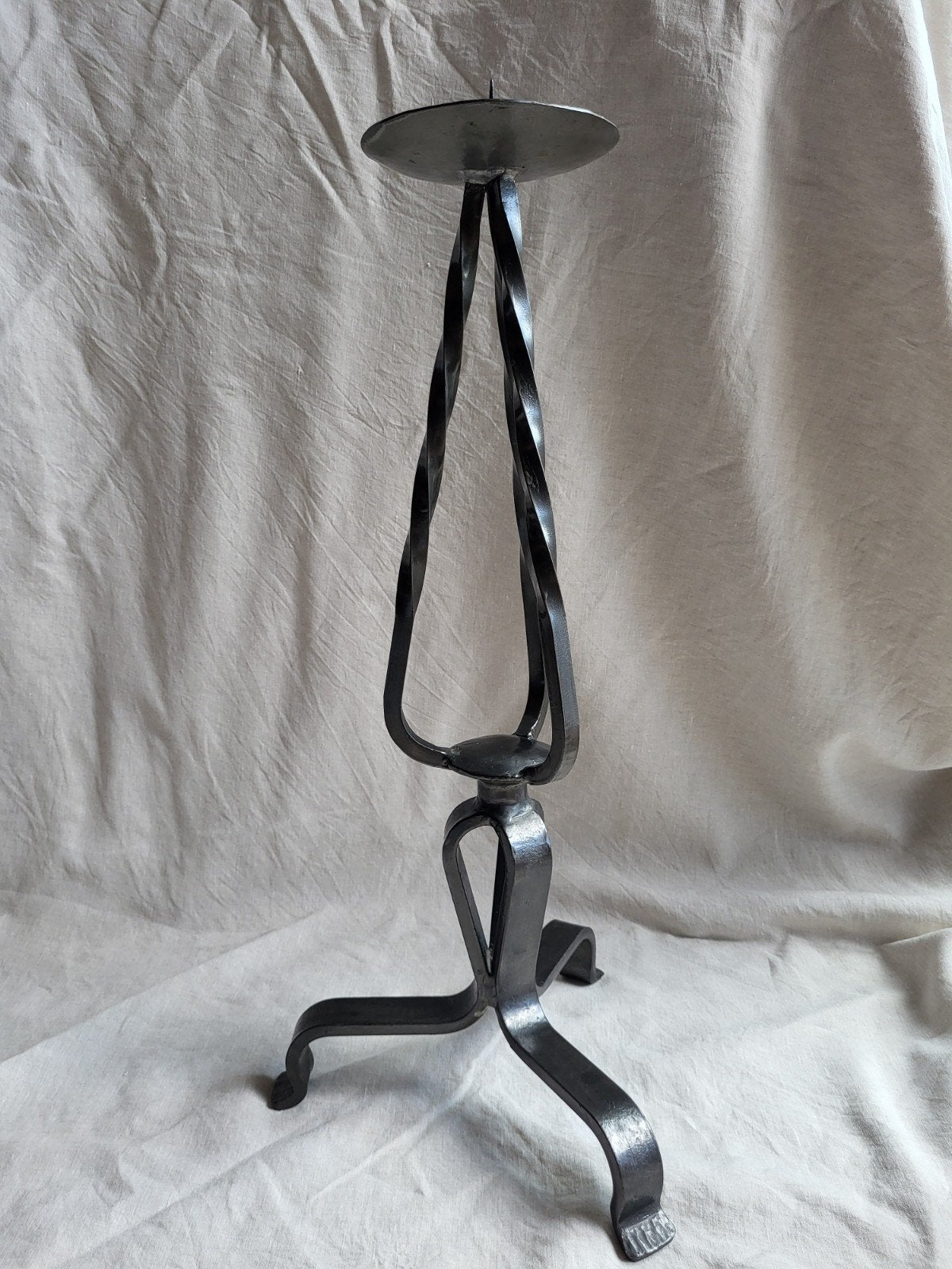 Grote gesmede driepoot kandelaar – Brutalist / Smeedijzer, Gebruikt, 65 cm, Ophalen of Verzenden, Metaal