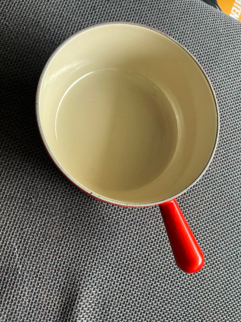 Le Creuset Fonduepan 24 cm Kersenrood - Zo goed als nieuw, Ophalen of Verzenden, Zo goed als nieuw, Brander, Fonduepan