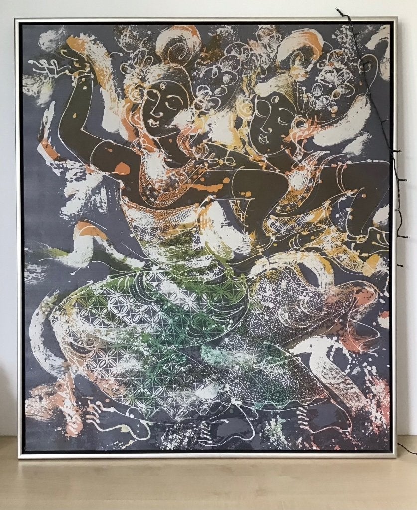 Grote Batik ‘Danseressen’ Java, Indonesië, in lijst, Antiek en Kunst, Ophalen, Indonesië, 112 cm, Meerkleurig