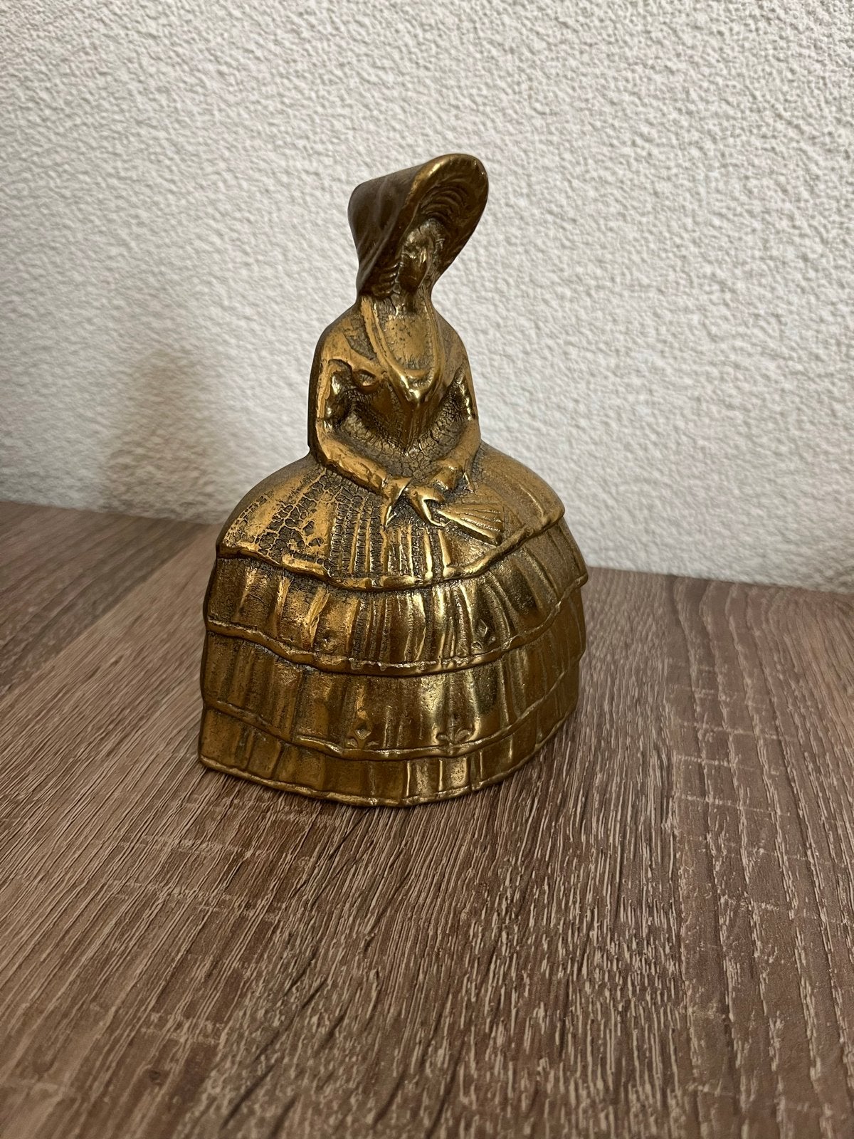 Antieke Koperen Bel in Vrouwenfiguur, Ophalen, Koper