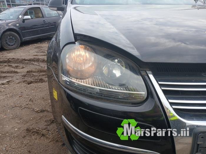 Koplamp rechts van een Volkswagen Jetta