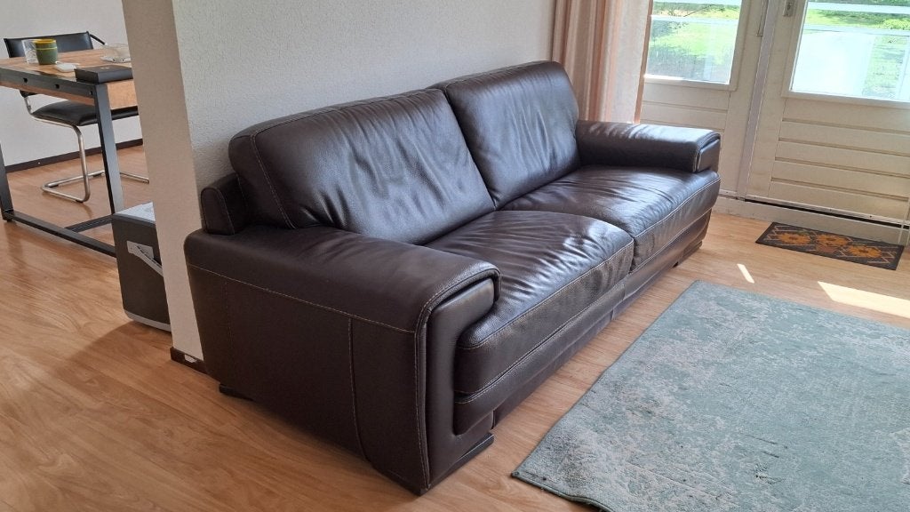 Natuzzi leren 2 a 3-zitsbank met bijbehorende poef. Koopje !, Ophalen, Gebruikt, Driepersoons, Rechte bank