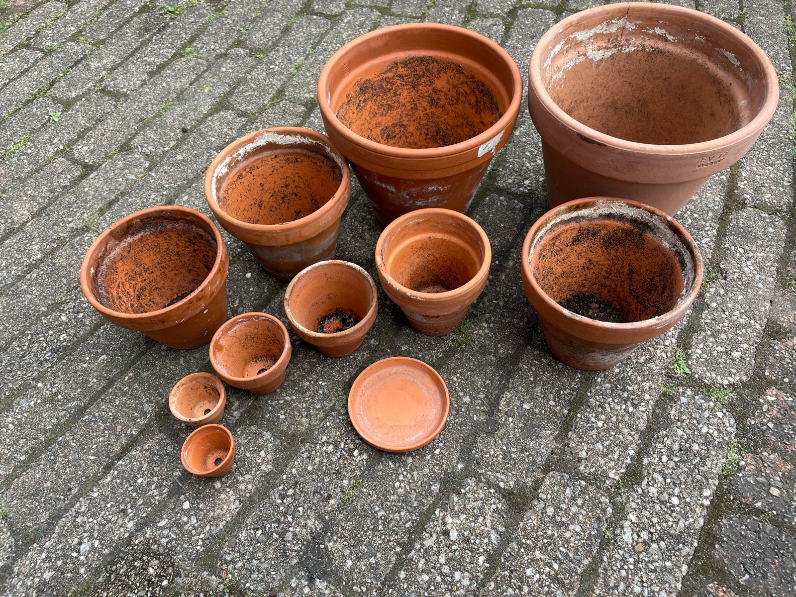 Diverse terracotta bloempotten en schotels, Ophalen, Gebruikt, Rond, Binnen