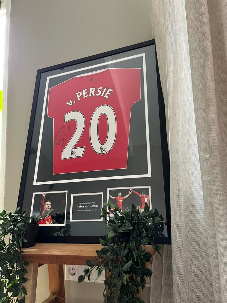Ingelijst Gesigneerd shirt Robin van Persie met fotobewijs, Verzamelen, Sportartikelen en Voetbal, Ophalen of Verzenden, Nieuw