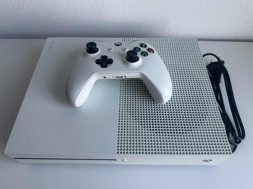 Xbox one s with controller and one cable, Spelcomputers en Games, 500 GB, Xbox One S, Ophalen of Verzenden, Zo goed als nieuw