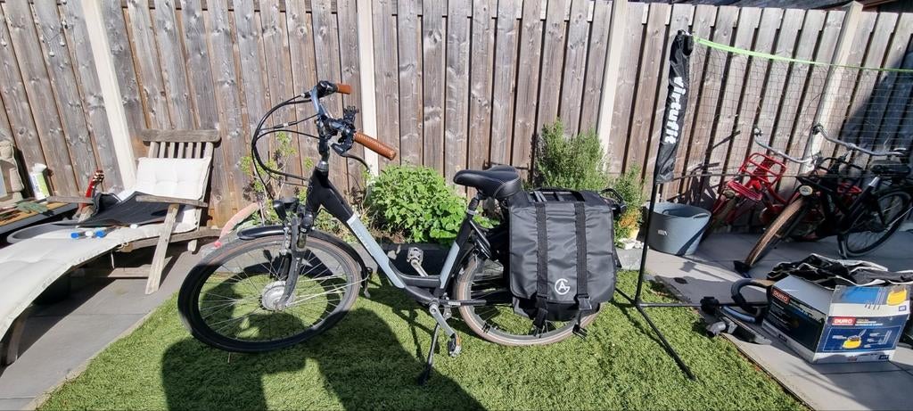 Elektrische fiets met voorwielmotor en fietstassen, Fietsen en Brommers, Gebruikt, 51 tot 55 cm, 30 tot 50 km per accu, Ophalen