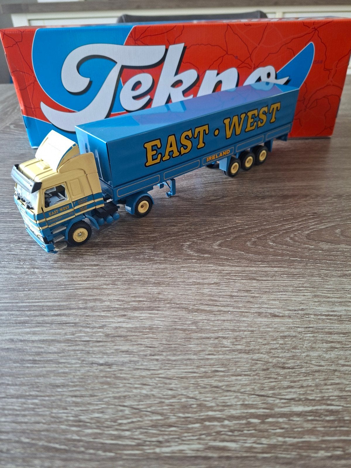 Tekno Scania 143 EAST-WEST DUNDALK IERLAND, Ophalen of Verzenden, Zo goed als nieuw, Bus of Vrachtwagen, Tekno
