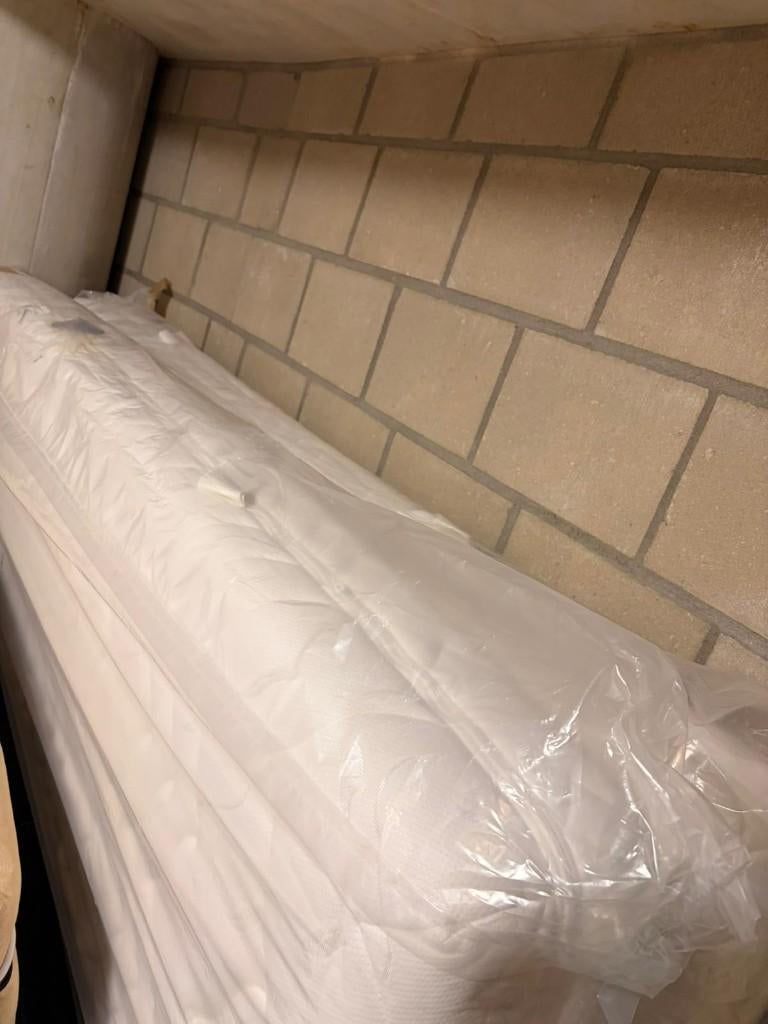 Twee matrassen 200 x 90 x 23 cm - ZGAN - 1 jaar oud, Huis en Inrichting, Slaapkamer | Matrassen en Bedbodems, Ophalen, 90 cm, Eenpersoons