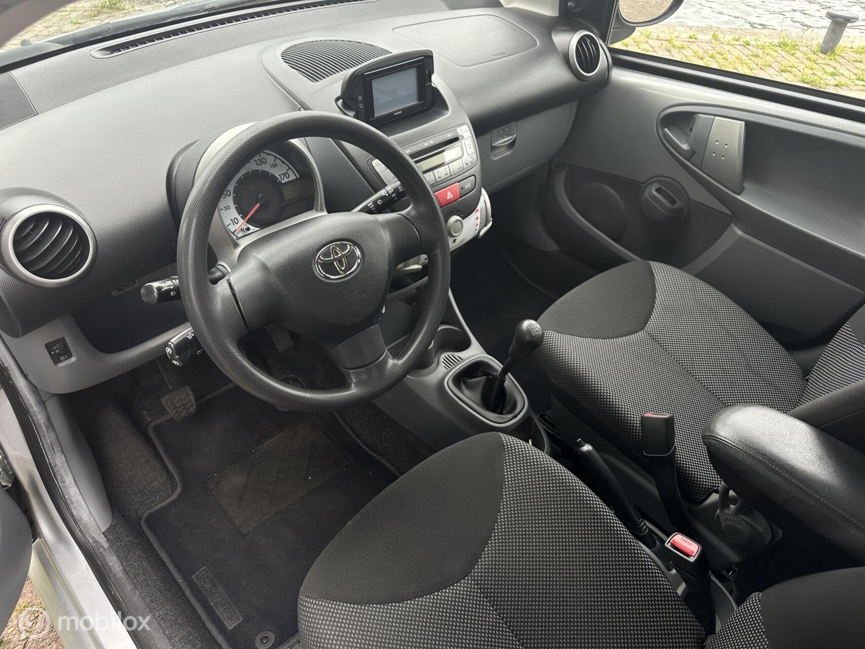 Toyota Aygo 1.0-12V Dynamic Navigator, Auto's, Voorwielaandrijving, Euro 5, Stof, Gebruikt