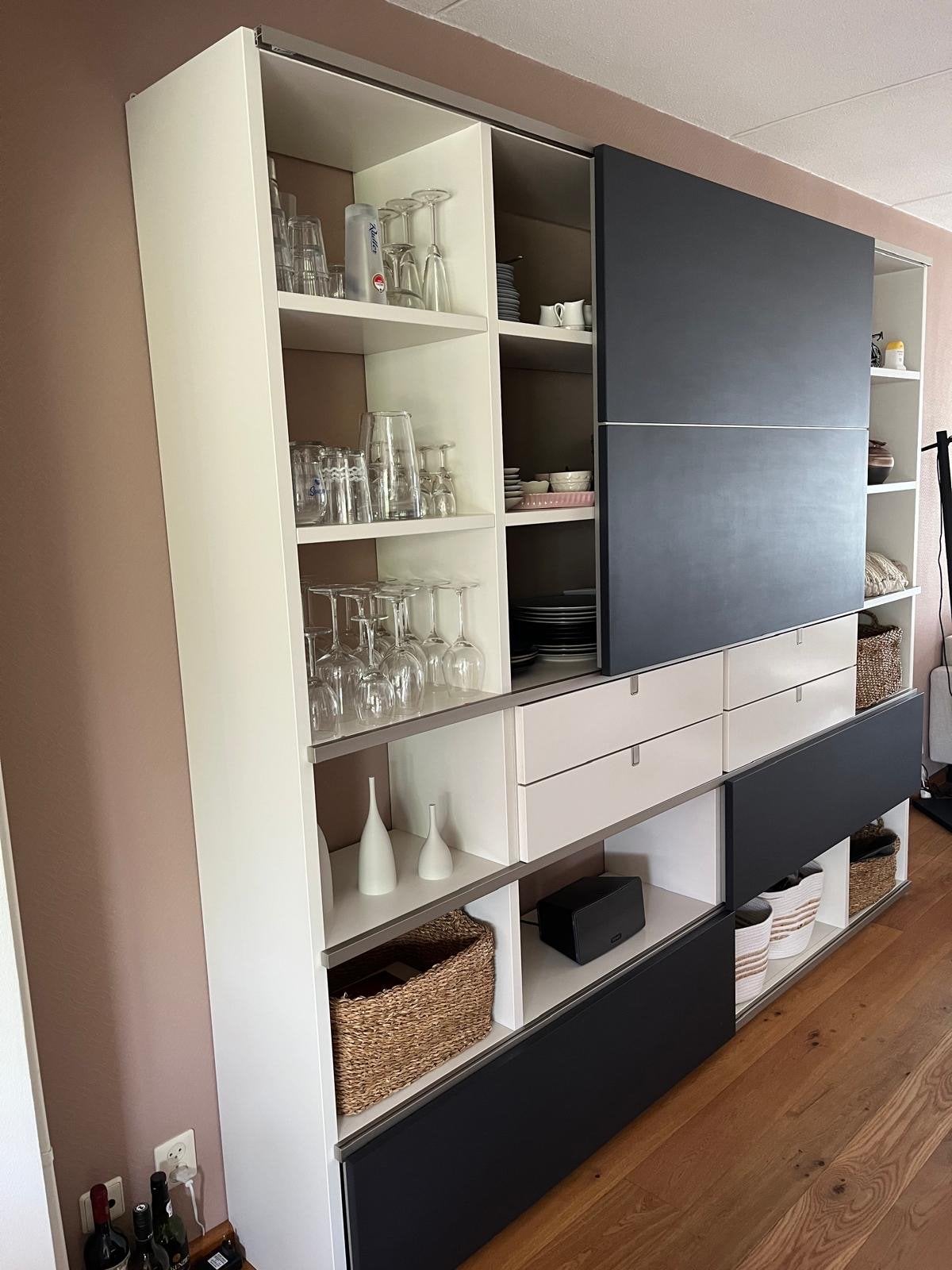 Moderne wandkast met schuifdeuren en lades