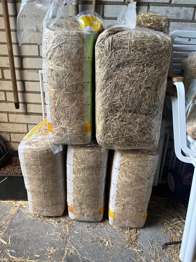 3 pakken stro 5kg, 1 open pak stro en 1 open pak hooi, Ophalen, Knaagdier of Konijn