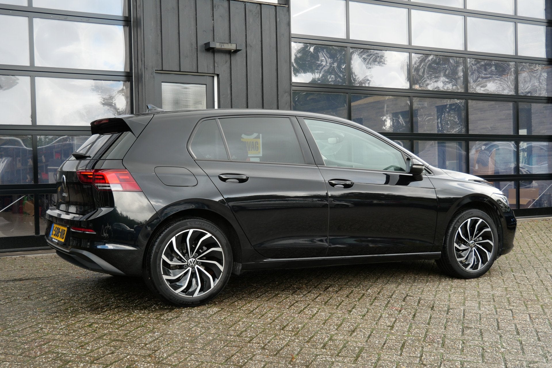 Volkswagen Golf 1.5 eTSI Life Business | NL-Auto | Massage |, Dealer onderhouden, 4 cilinders, Alcantara, Zwart