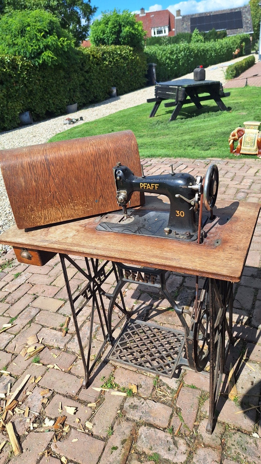 Antieke Pfaff naaimachine, Ophalen
