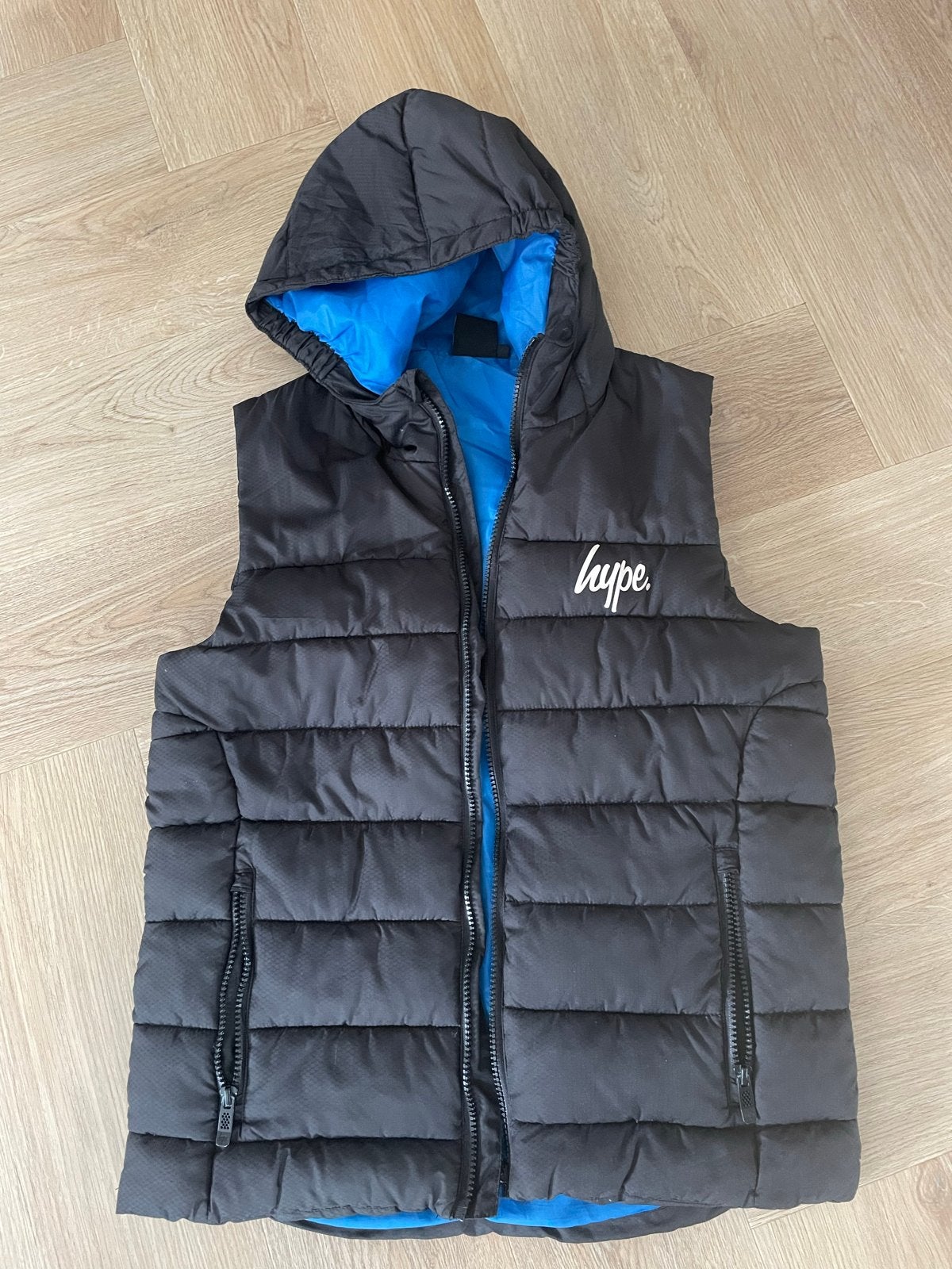 Hype bodywarmer met capuchon - Zwart/Blauw, Kinderen en Baby's, Kinderkleding | Maat 158, Ophalen of Verzenden, Zo goed als nieuw