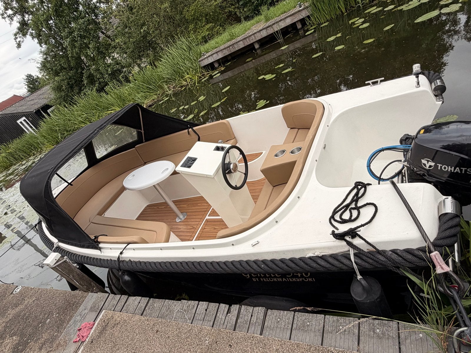 Gentle 540 Sloep Wit met Zwarte Kap, Ophalen, Tender, 5 m, Buiskap