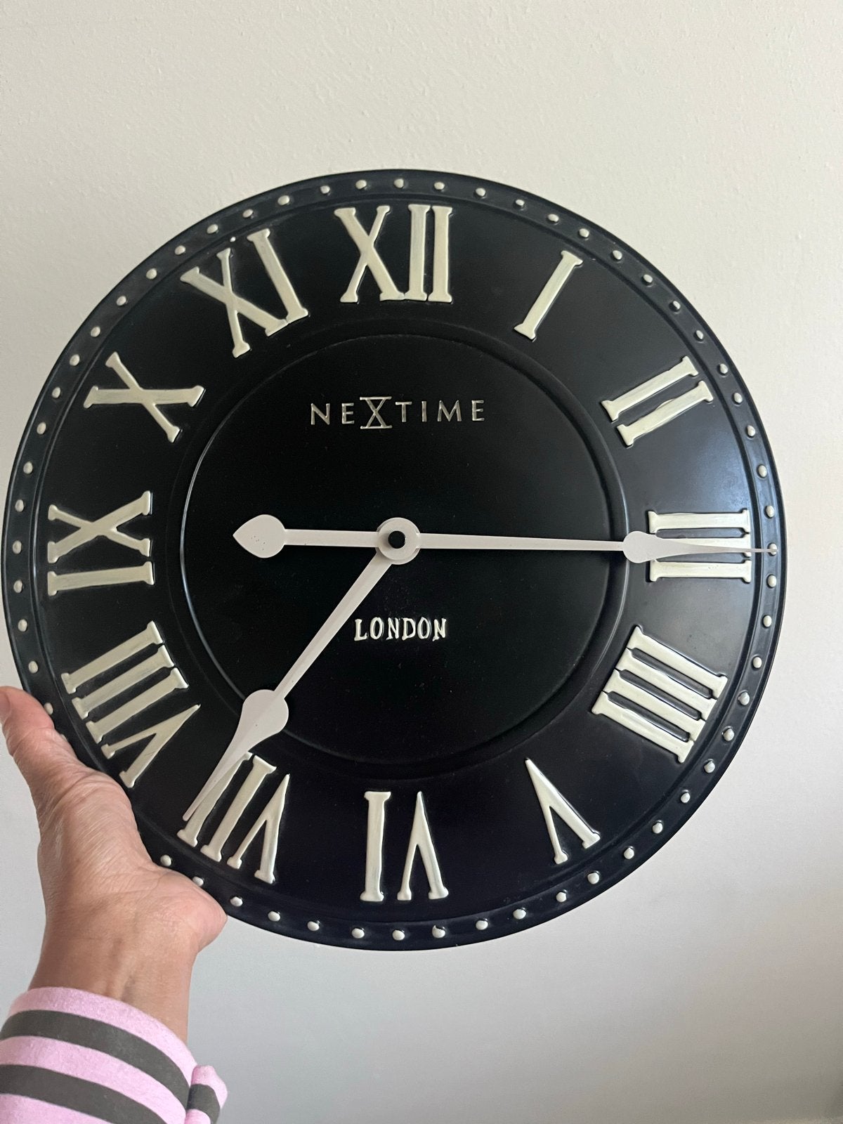 Stijlvolle Nextime London Wandklok - Zwart met Romeinse Cijf, Ophalen, Analoog, Werkt op batterijen, Zo goed als nieuw