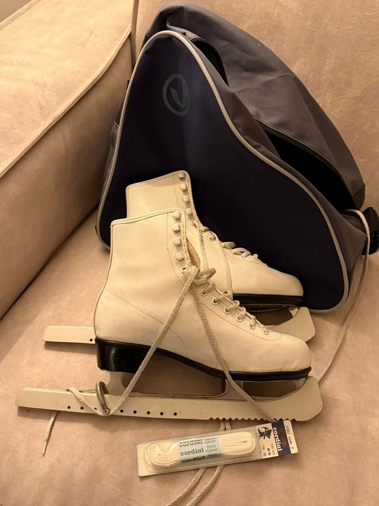 Nette schaatsen maat 38 + hoes, Sport en Fitness, Schaatsen, Ophalen of Verzenden, Zo goed als nieuw, Noren, Overige merken