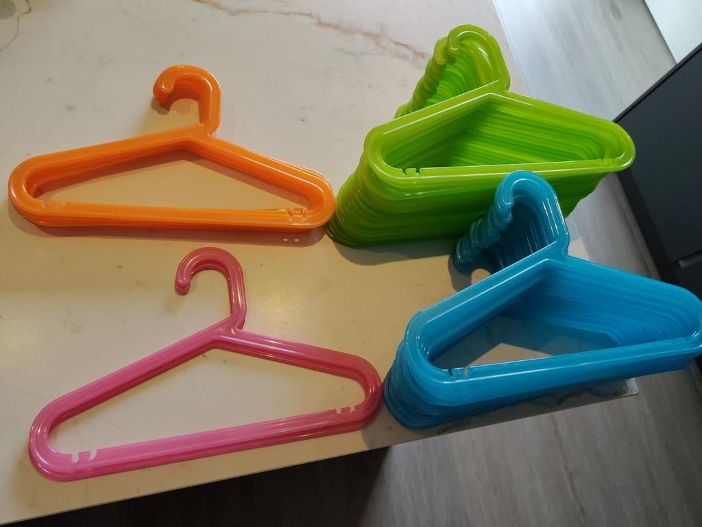 65x Ikea BAGIS kinderkledinghangers - diverse kleuren, Ophalen of Verzenden, Gebruikt, Kunststof, Kinderen