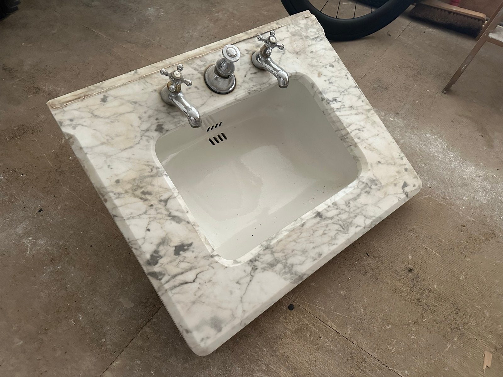 Marmeren wastafel met kranen - Vintage, Doe-het-zelf en Verbouw, Sanitair, Ophalen of Verzenden, Gebruikt, Chroom, Wastafel