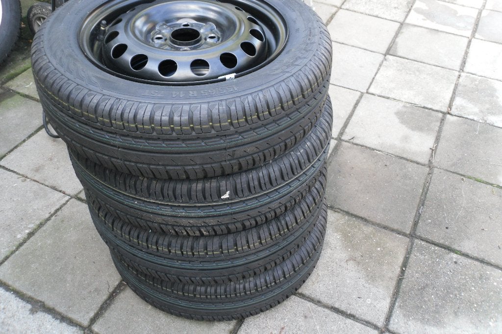 GEZOCHT goedkoop banden met velgen 155 65 14, Ophalen, Gebruikt