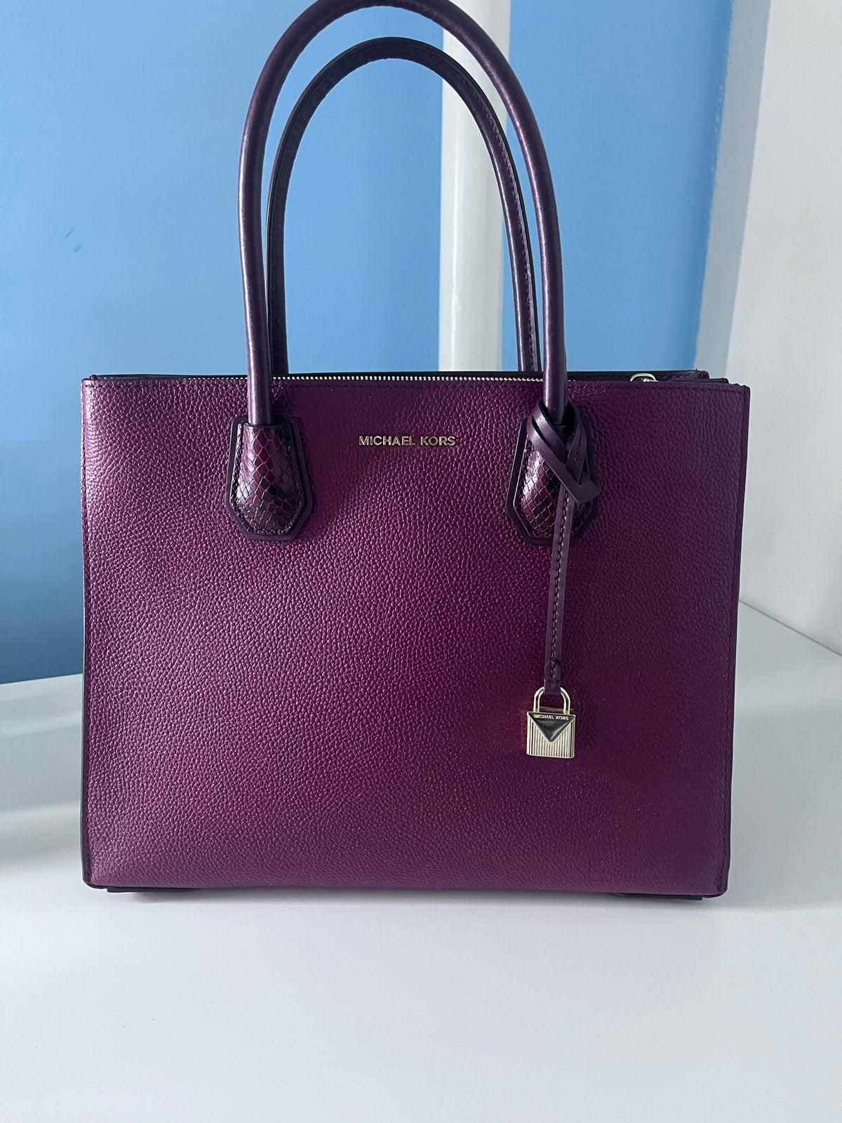 Michael Kors Handtas - paarse kleur, Sieraden, Tassen en Uiterlijk, Tassen | Damestassen, Ophalen of Verzenden, Zo goed als nieuw