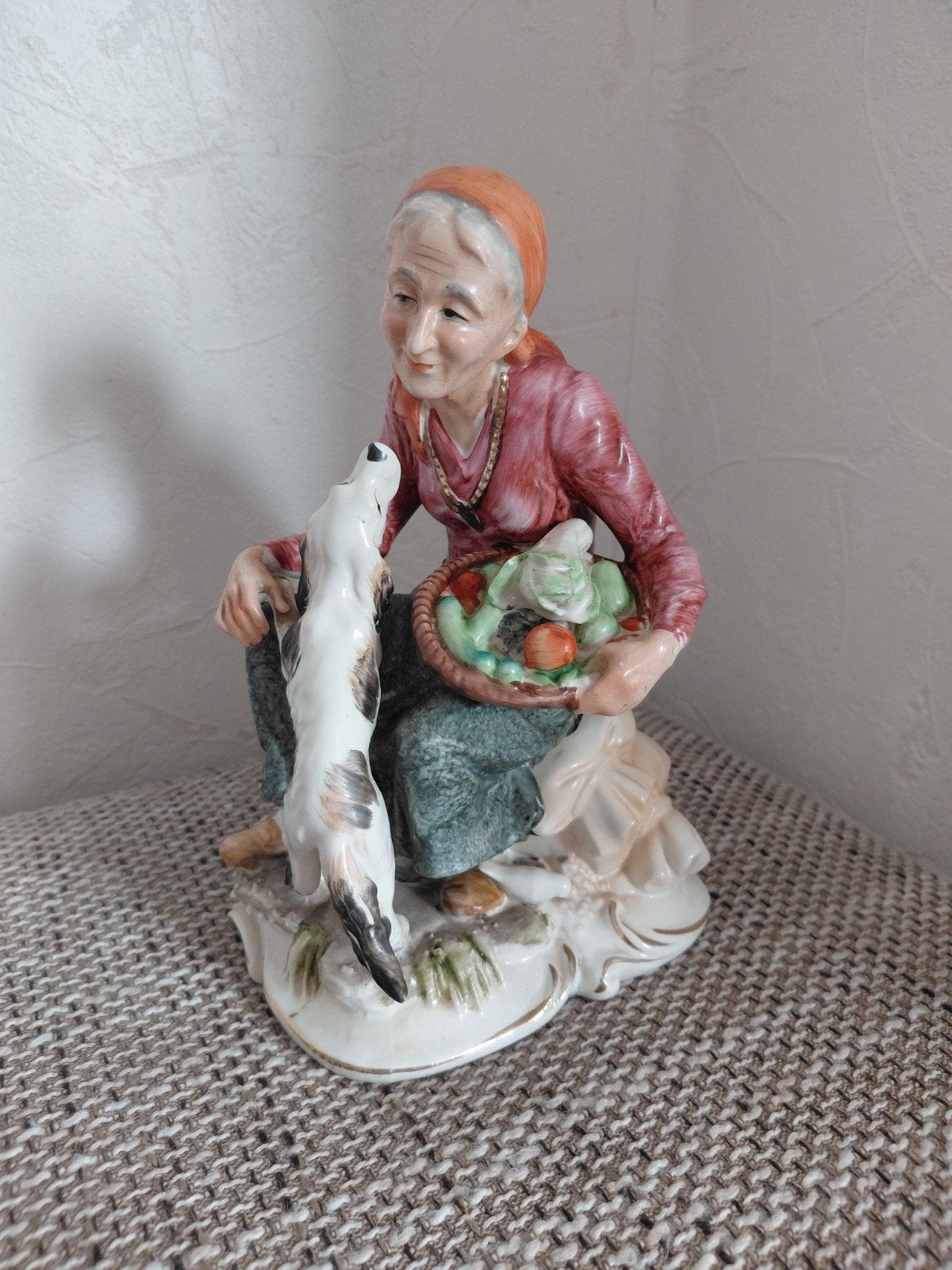 Vintage porseleinen beeldje: Vrouw met hond en mand, Ophalen of Verzenden