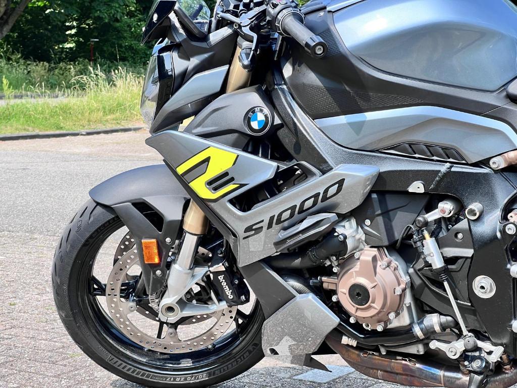 BMW S1000R 2023 Akrapovic Alle pakketen BMW Garantie 032028, Motoren, Motoren | BMW, Occasion, 4 cilinders, Motorrijbewijs A, Handvatverwarming