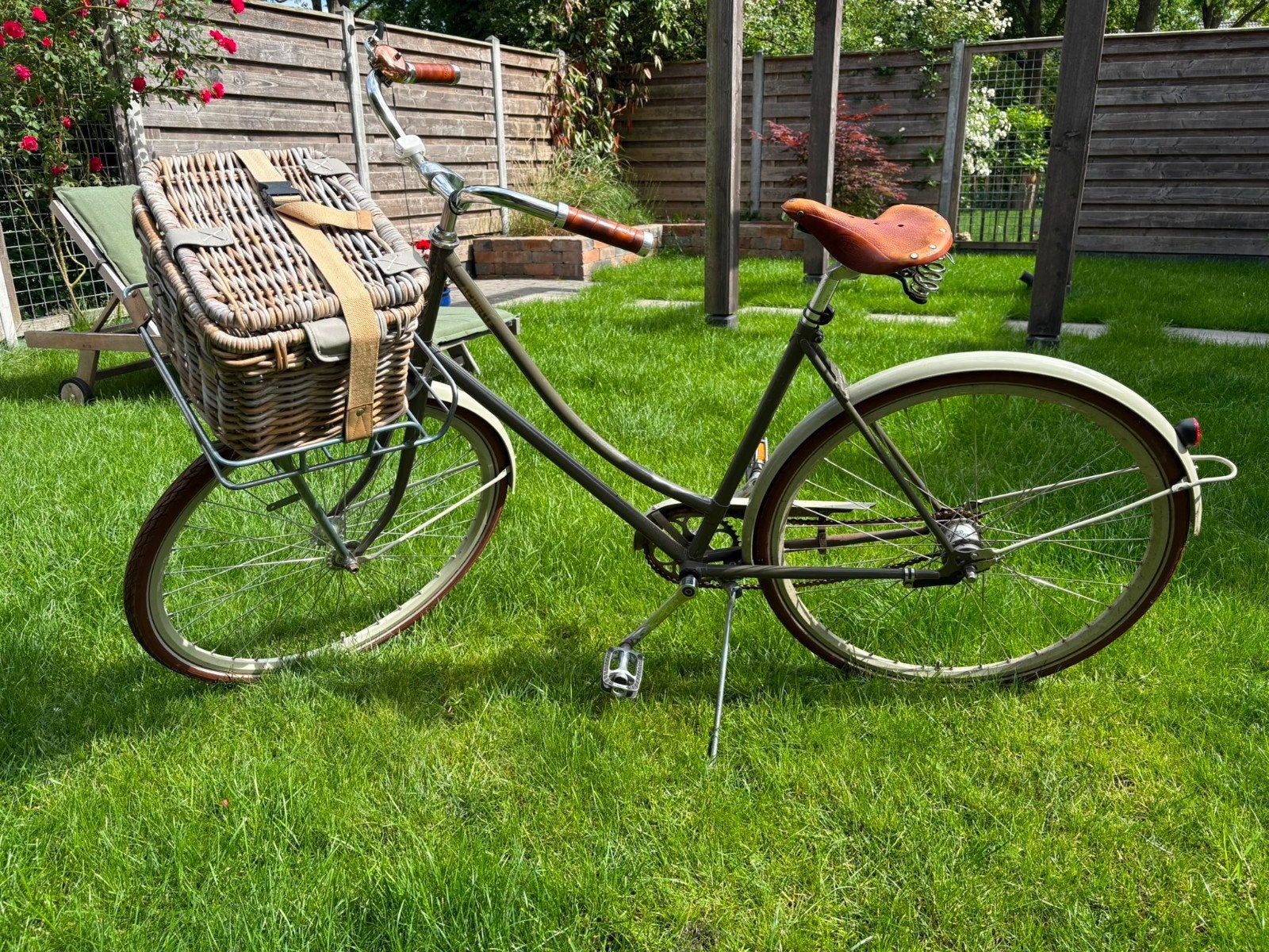 Achielle dames fiets, incl. Basil mand, Fietsen en Brommers, Fietsen | Dames | Damesfietsen, Terugtraprem, Gebruikt, Versnellingen