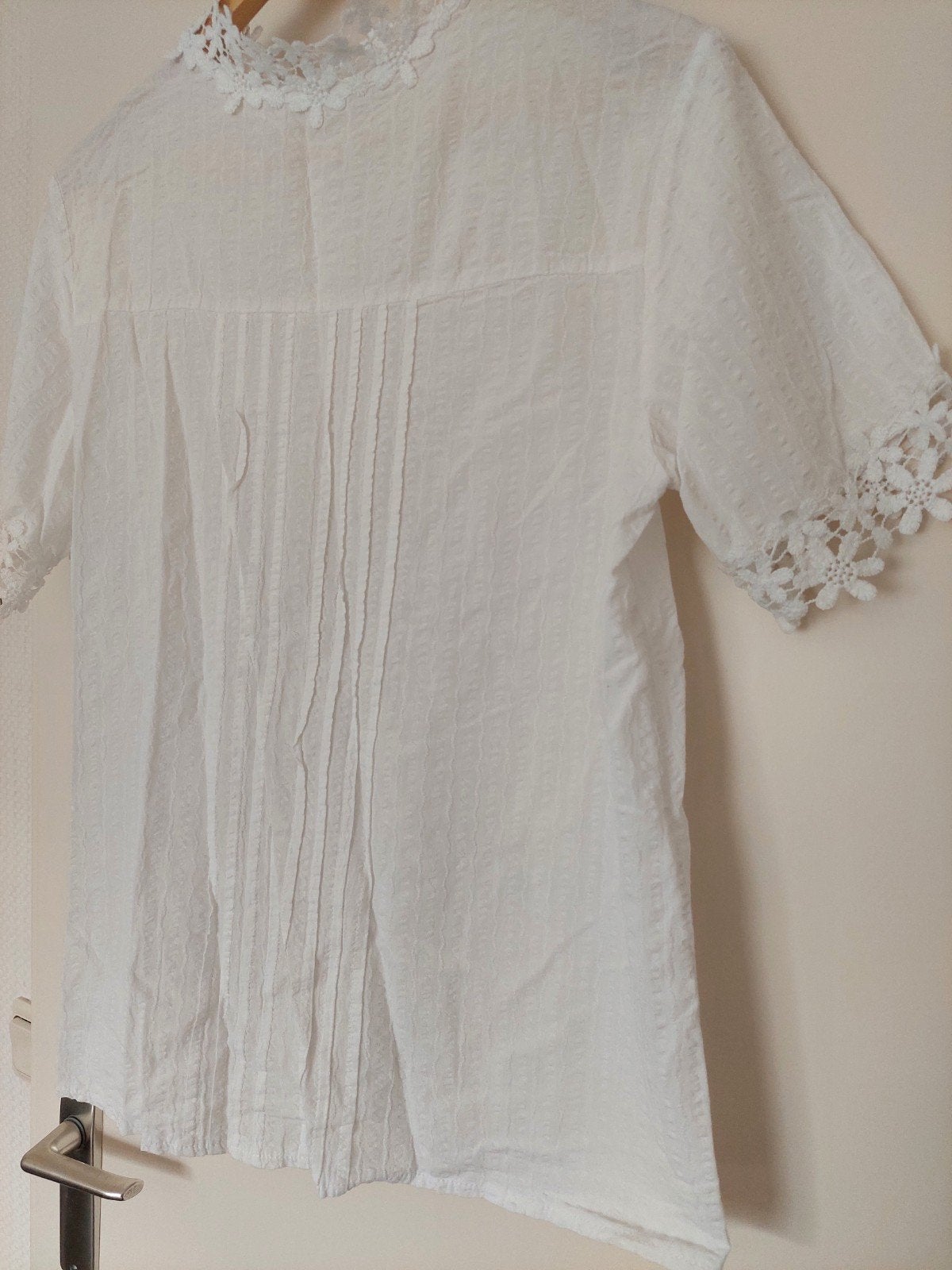Witte blouse met kant en bloemenpatroon, Wit, Maat 42/44 (L), Ophalen of Verzenden, Onbekend