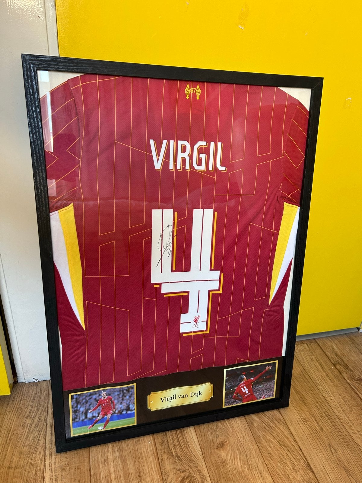 Ingelijst gesigneerd Liverpool shirt Virgil van Dijk, Oorspronkelijke maker, Overige typen, Ophalen of Verzenden, Zo goed als nieuw