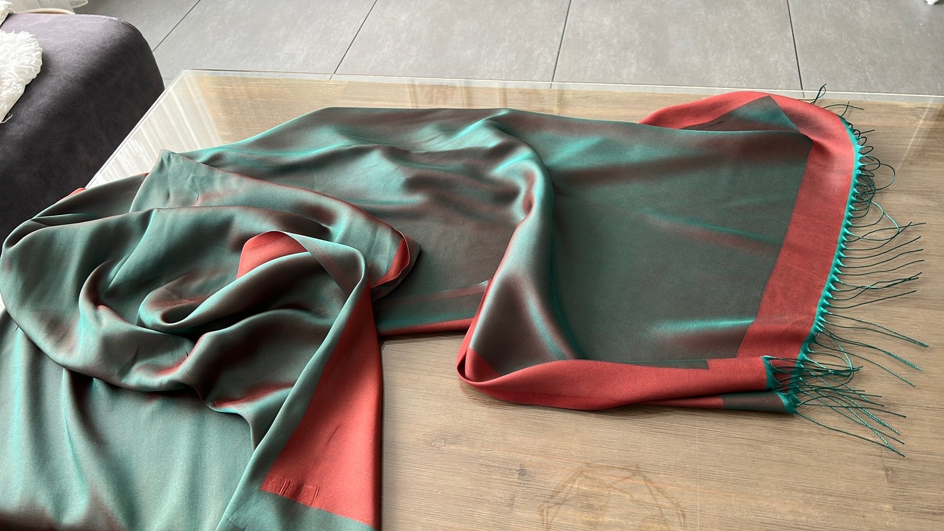 Dubbel zijdig satijnen sjaal, Kleding | Dames, Mutsen, Sjaals en Handschoenen, Ophalen of Verzenden, Gedragen, Maat 46/48 (XL) of groter