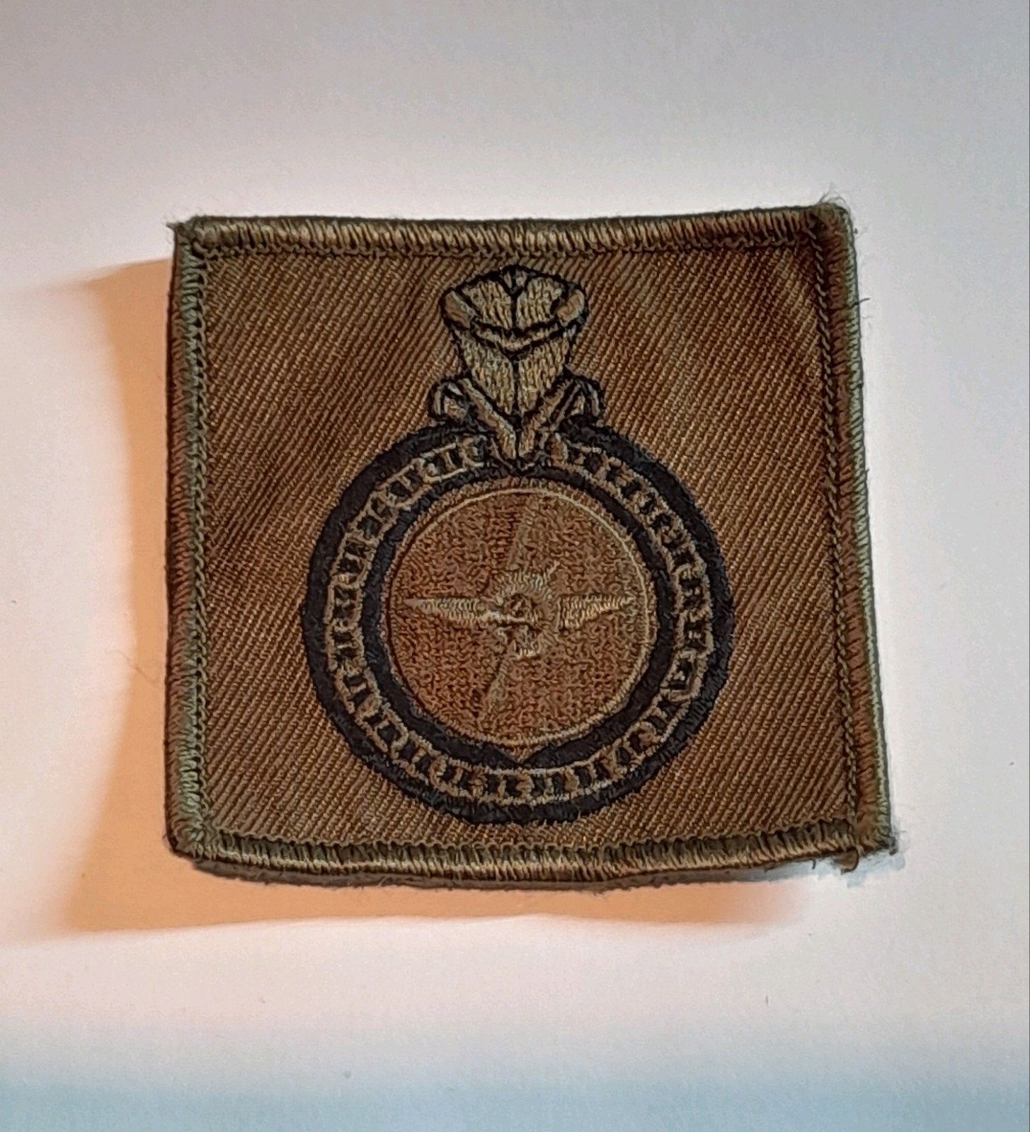 groot borstembleem technische dienst klu, Ophalen of Verzenden, Luchtmacht, Nederland, Embleem of Badge