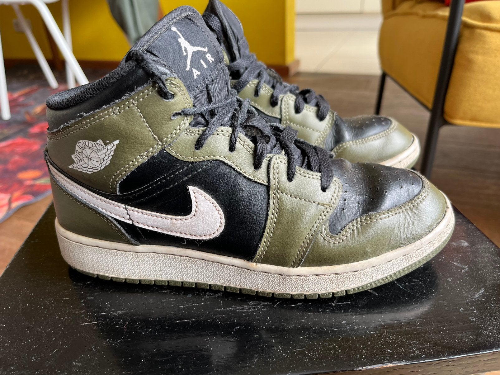 Nike Air Jordan 1 mid medium olive maat 38, Ophalen, Overige kleuren, Sneakers of Gympen, Gedragen