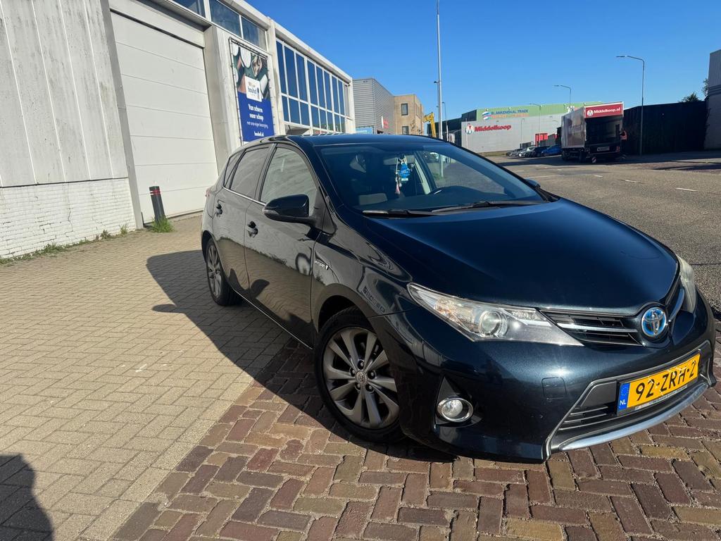Toyota Auris 1.8 Full Hybrid 5DR CVT 2013 Grijs, Auto's, 4 cilinders, Origineel Nederlands, 26 km/l, Auris