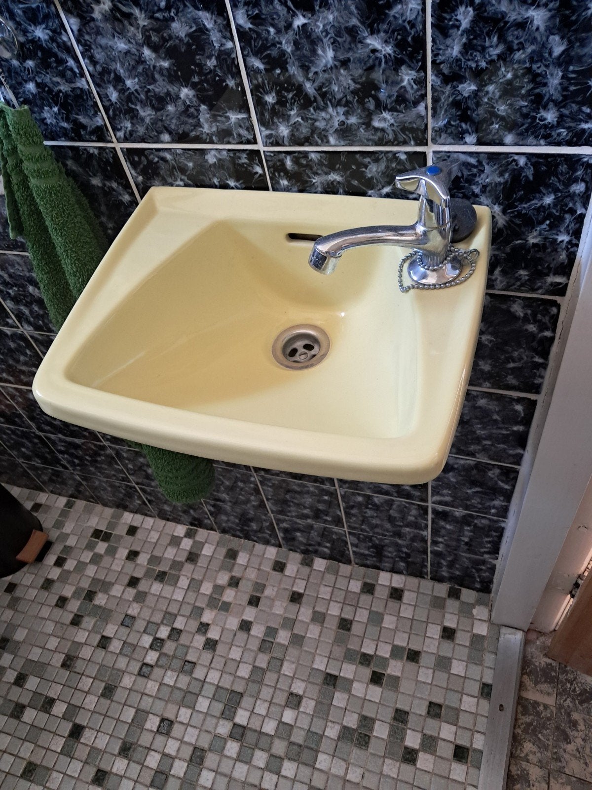 Vintage Gele Wastafel met Kraan - Gebruikt, Doe-het-zelf en Verbouw, Sanitair, Ophalen of Verzenden, Gebruikt, Chroom, Wastafel