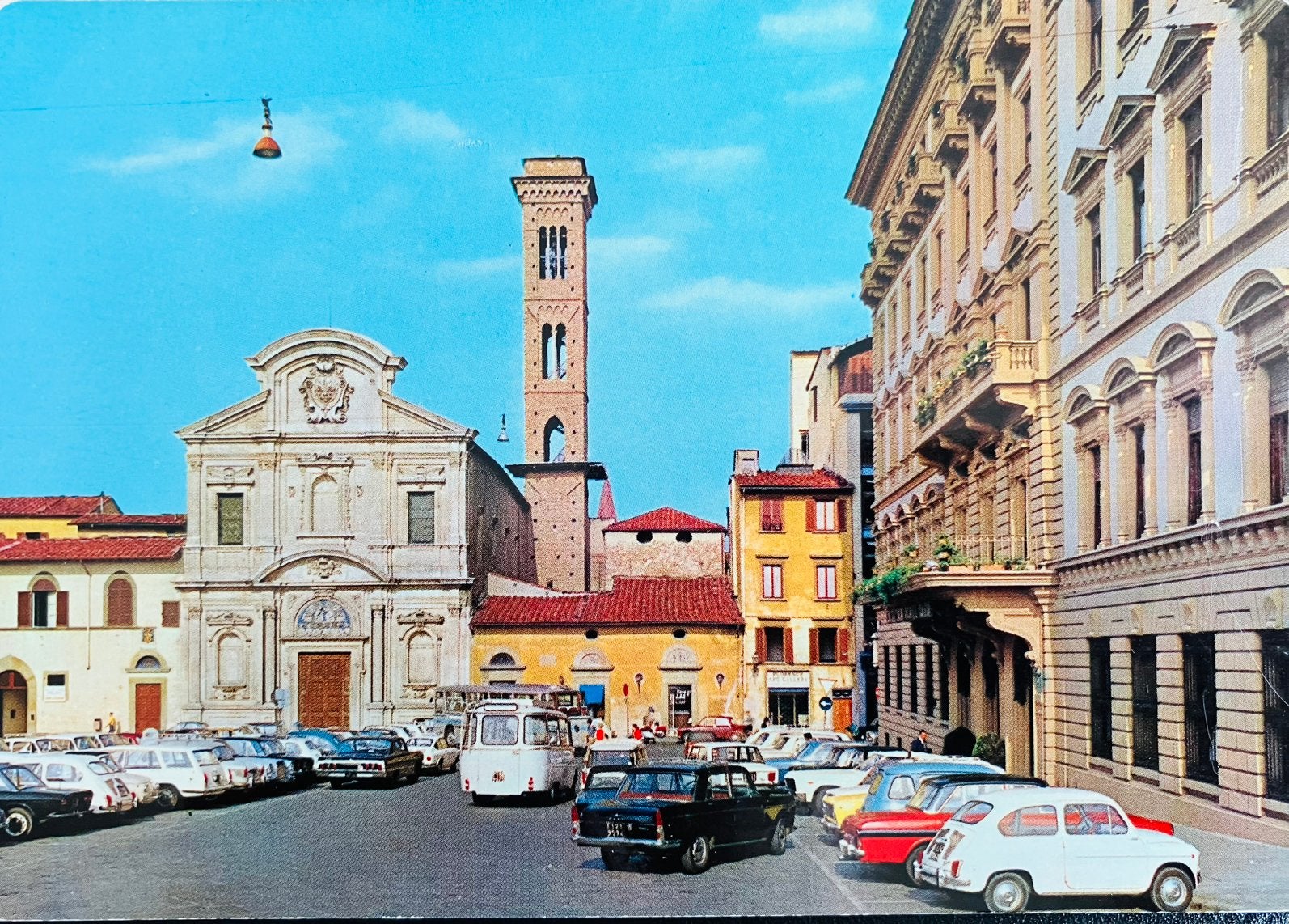 Ansichtkaart auto’s in straatbeeld o.a Fiat 600, Ophalen of Verzenden, 1960 tot 1980, Ongelopen, Voertuig