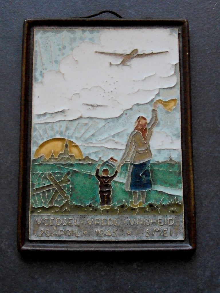 Cloisonné tegel Porceleyne Fles Voedseldropping april/mei 45, Verzamelen, Ophalen of Verzenden, Overige soorten, Nederland, Kunstobject
