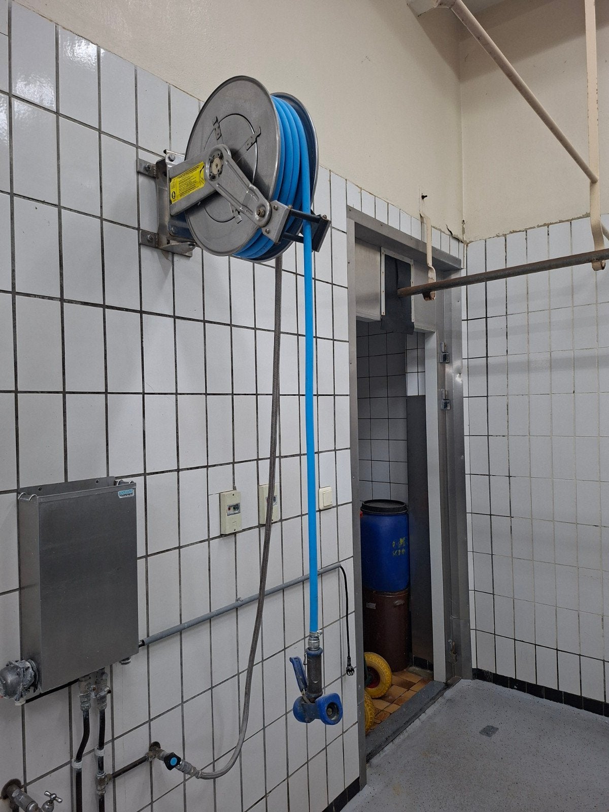 Slangenhaspel met schuimbekers, Ophalen