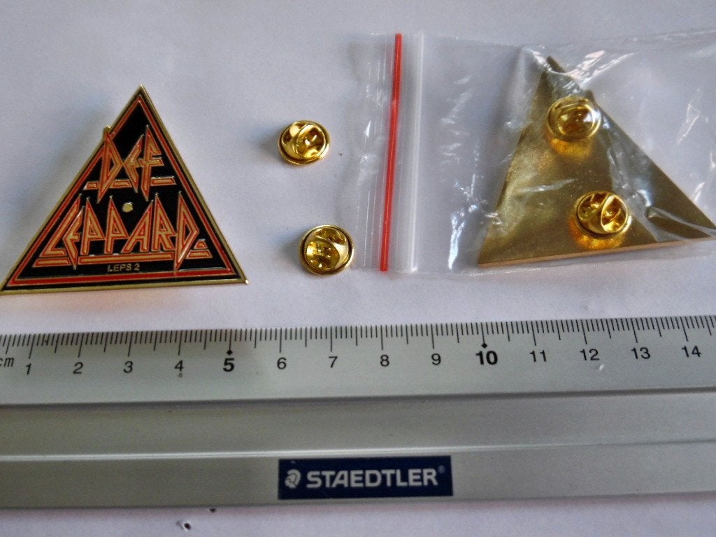 Def leppard vrij mooie metal shaped pin speld badge n1, Verzenden, Nieuw, Overige typen