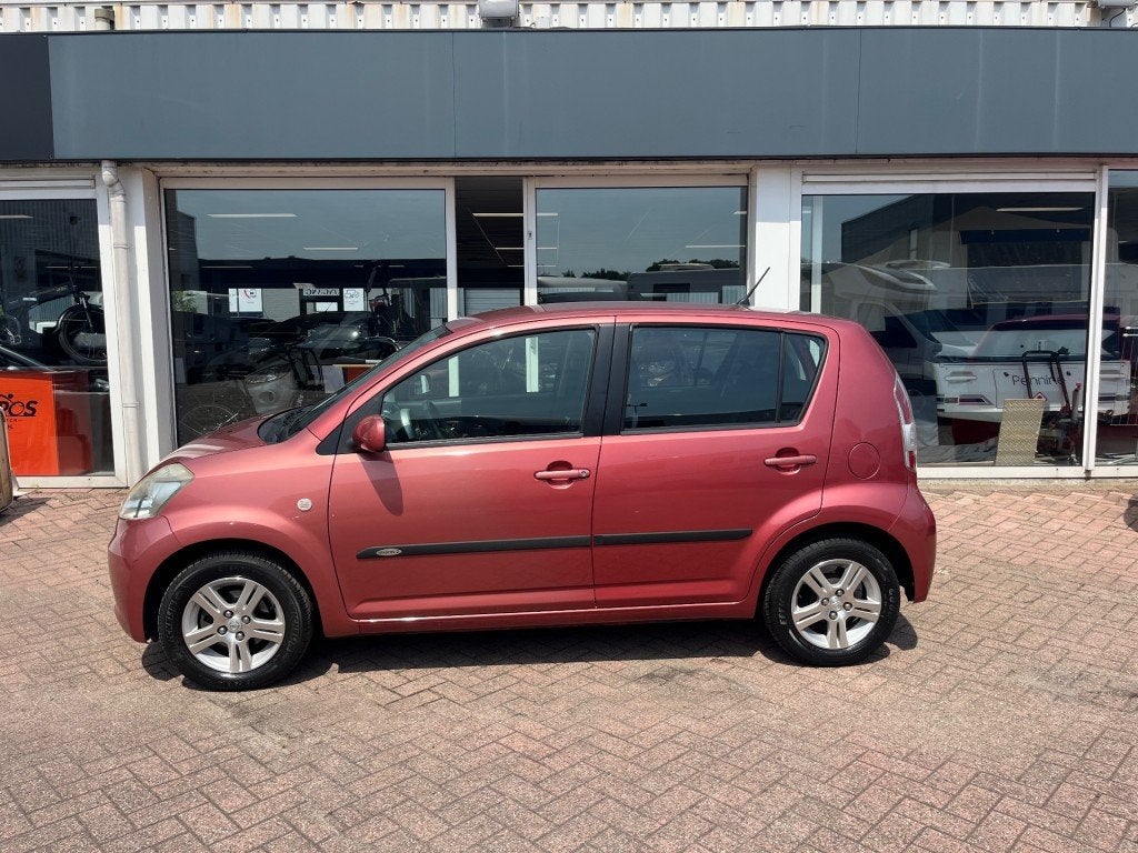 Daihatsu SIRION 1.3 16V Comfort Airco El.ramen LM velgen, Auto's, Daihatsu, Voorwielaandrijving, 4 cilinders, Bedrijf, Handgeschakeld