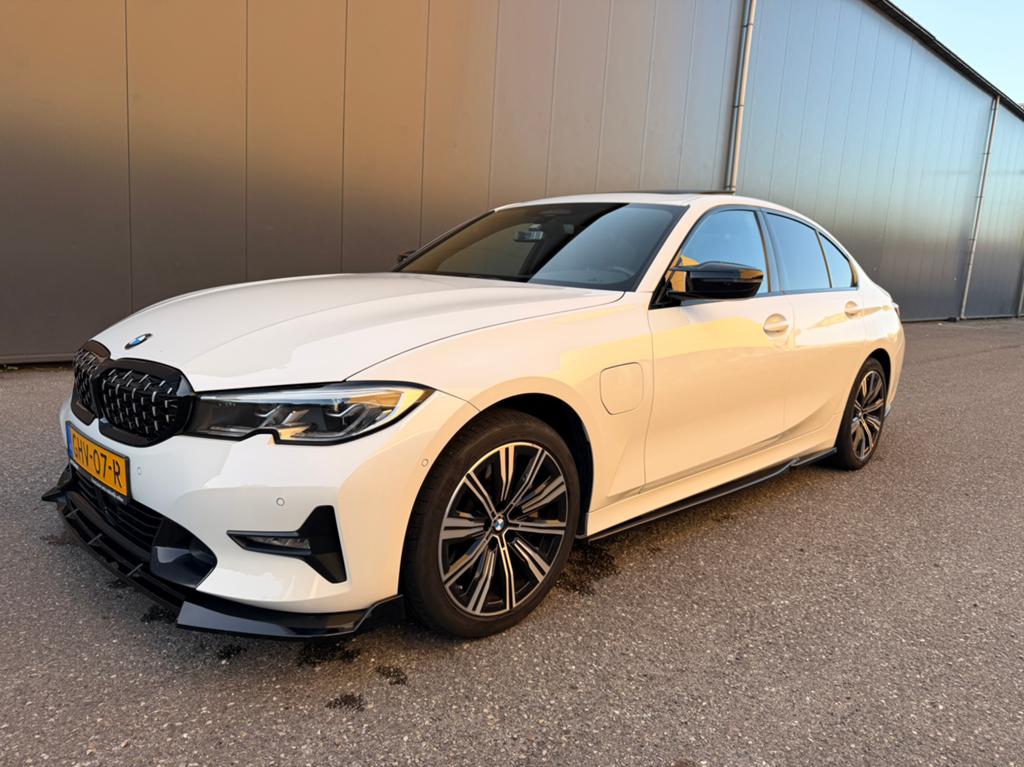 BMW 3 Serie Sedan 330e | Stage 1 | 412 PK | Full Option, Achterwielaandrijving, Wit, Plug-in hybride, Sedan
