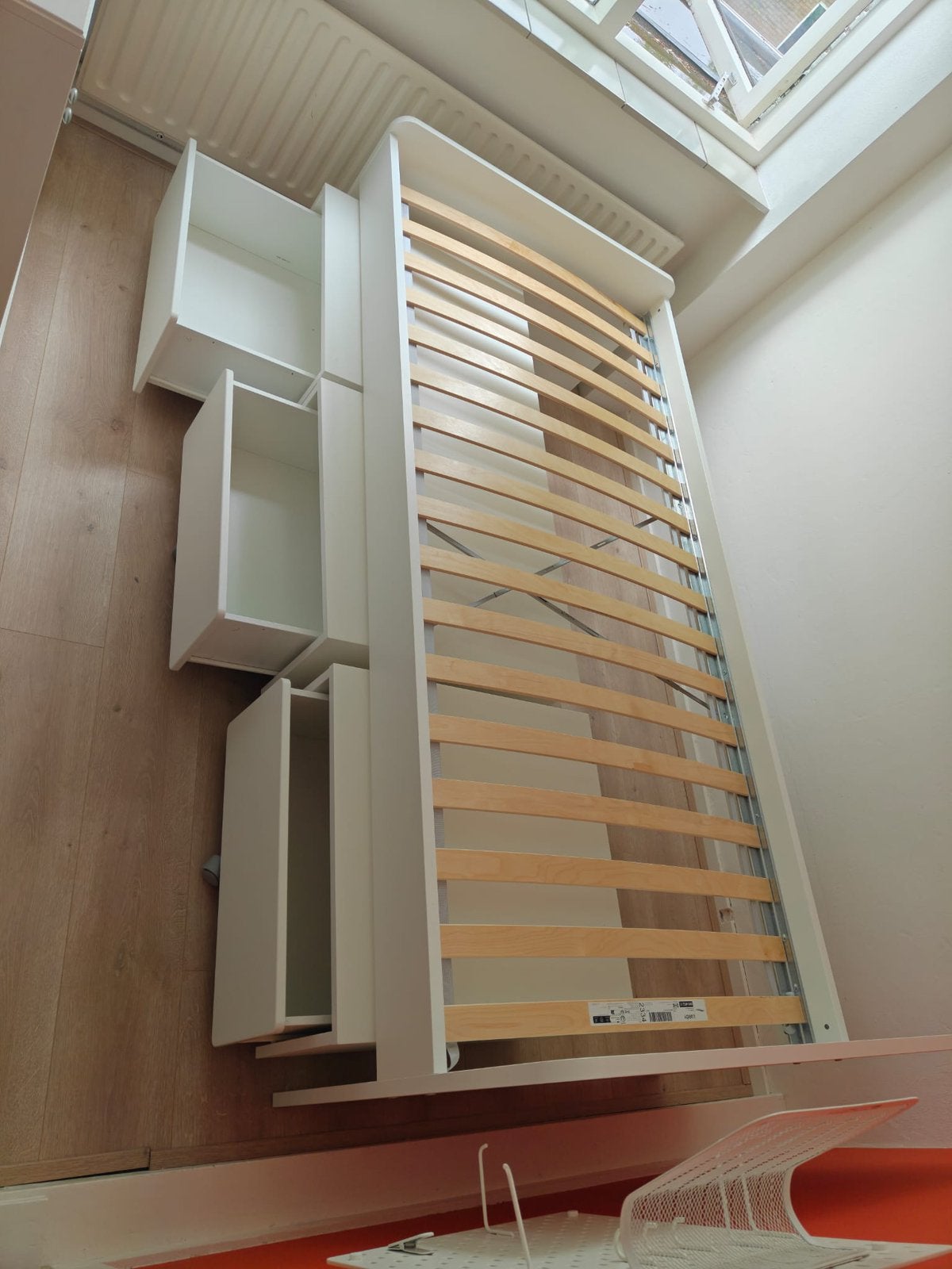 Bed met drie lade kastjes. Wit. Van ikea. 90/200, Ophalen, 85 tot 100 cm, Zo goed als nieuw, Lattenbodem