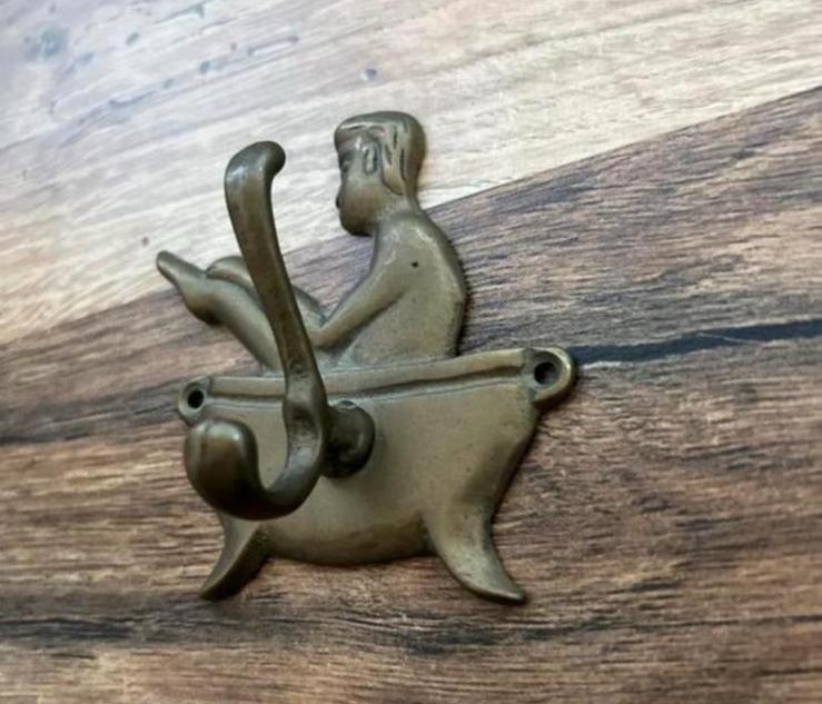 Koperen haak met dame in bad 9-8 cm, Antiek en Kunst, Ophalen of Verzenden
