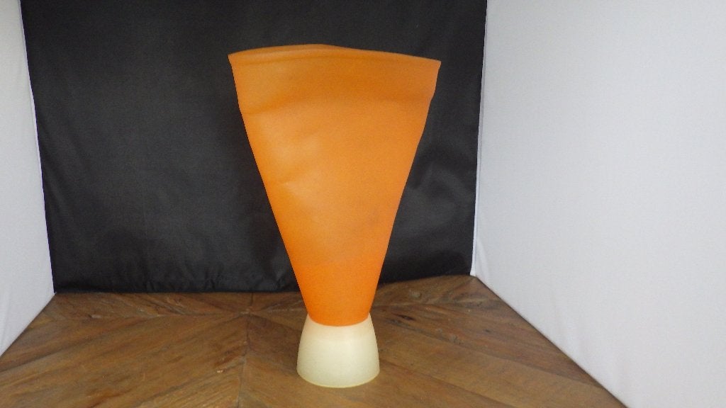 mooie rubberen vaas van Johan Bakermans jaren 1990, Ophalen of Verzenden, Gebruikt, Oranje, Rubber/elastomeren