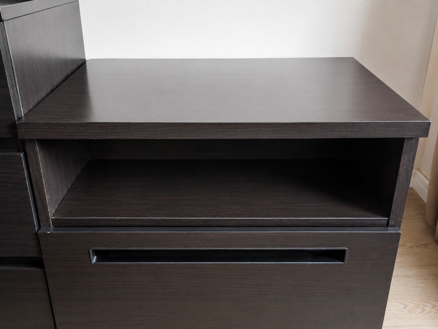 Donkerbruin kastje met lade en open vak, Huis en Inrichting, 1 of 2 laden, Ophalen, Gebruikt, 25 tot 50 cm