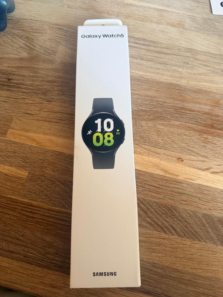 Nieuwe Samsung Galaxy Watch 5 - Ongeopend, Sieraden, Tassen en Uiterlijk, Smartwatches, Afstand, Zwart, Nieuw, Ophalen of Verzenden