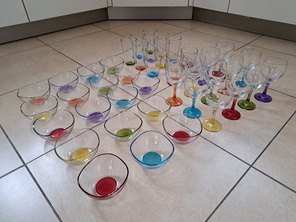 43 stuks zomers glasservies met vrolijke kleuren, Verzamelen, Ophalen, Zo goed als nieuw, Overige typen