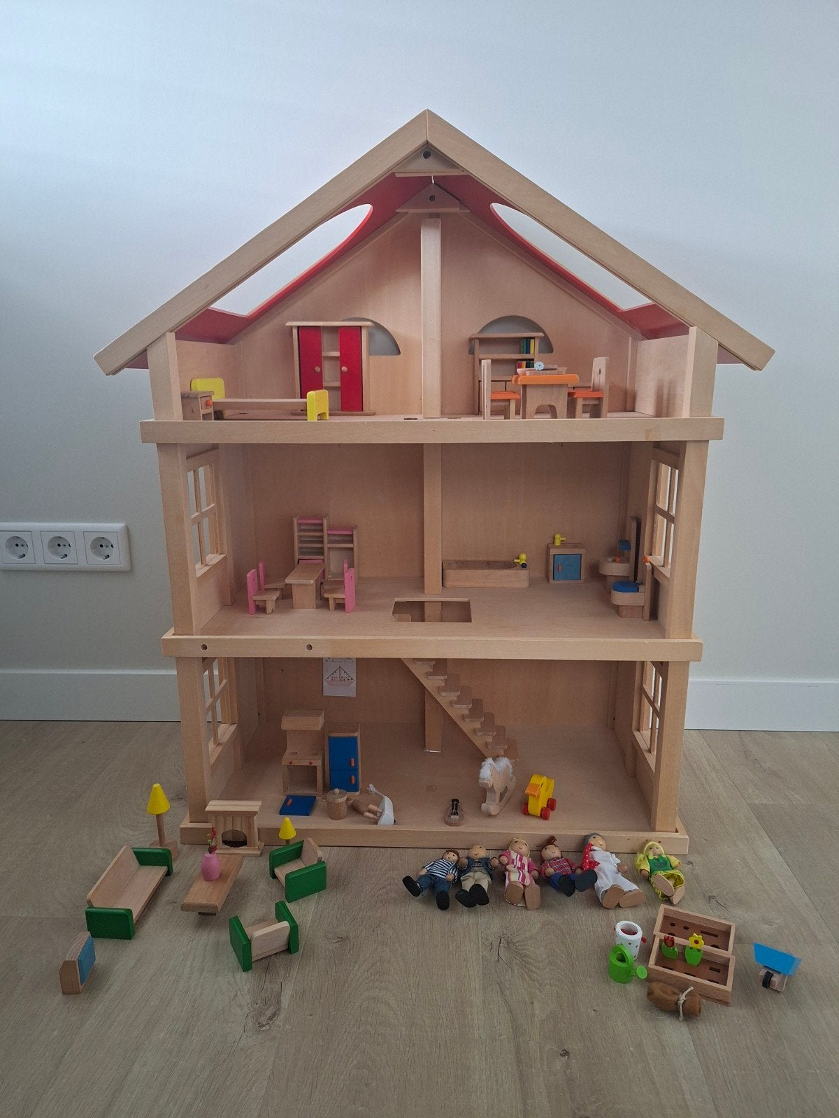 Groot houten poppenhuis met meubels en poppen, Kinderen en Baby's, Ophalen, Gebruikt, Poppenhuis